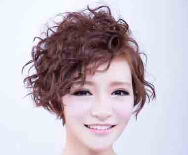 全头烫短发型图片欣赏 全头烫发型图片2023最新款