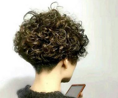 全头烫短发型图片欣赏 全头烫发型图片2023最新款