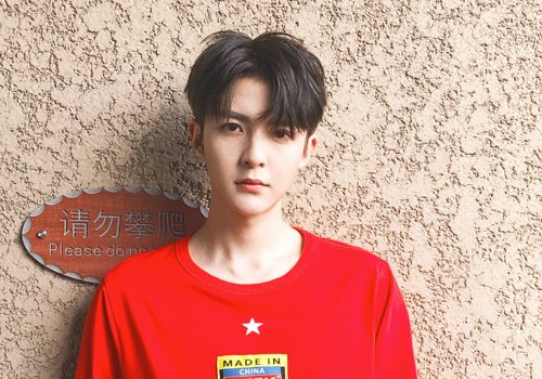 高高瘦瘦的男生梳露耳短发清爽活力 95后男生最火刘海短发推荐