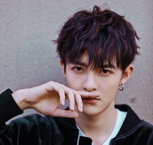 高高瘦瘦的男生梳露耳短发清爽活力 95后男生最火刘海短发推荐