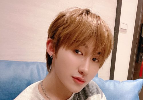 高高瘦瘦的男生梳露耳短发清爽活力 95后男生最火刘海短发推荐