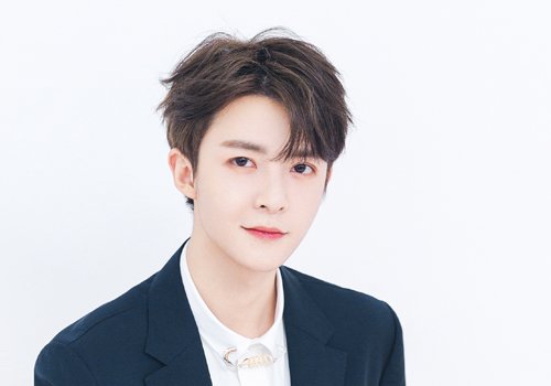 高高瘦瘦的男生梳露耳短发清爽活力 95后男生最火刘海短发推荐