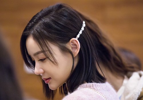 βڻ񣬶뷢͵ںϣŮд