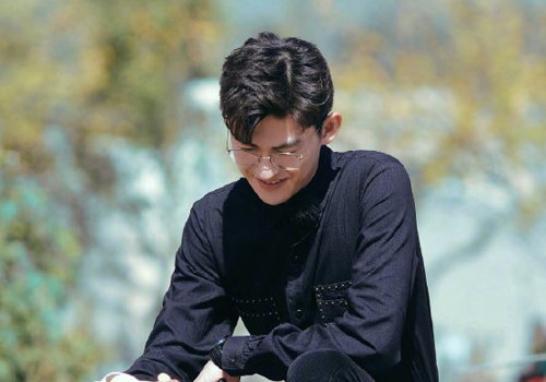 大学生头比较大适合剪什么头型 男生剪短发不愁不能修饰大头型