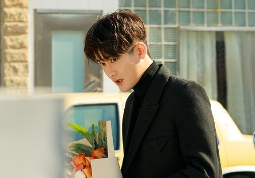 大学生头比较大适合剪什么头型 男生剪短发不愁不能修饰大头型