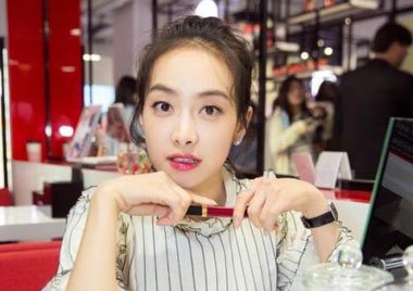 宋茜丸子头露高发际线 宋茜发际线头发多