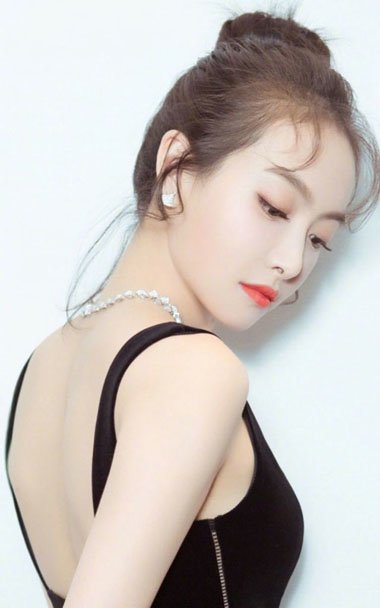 宋茜丸子头露高发际线 宋茜发际线头发多