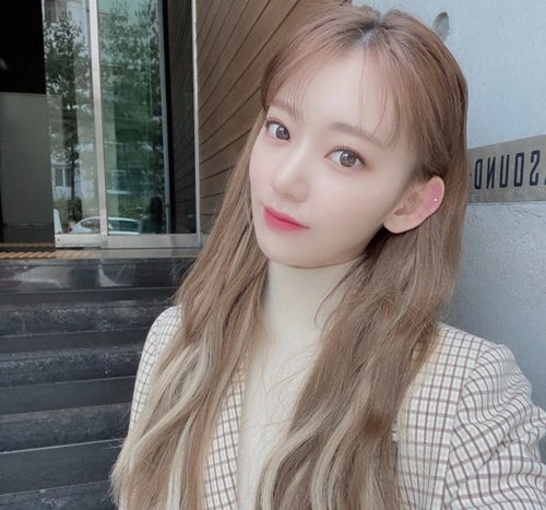 2023韩国女生流行什么烫发 大额头女生韩式空气刘海长卷发look