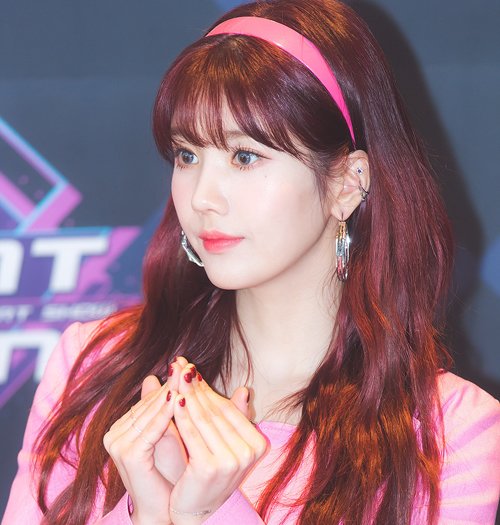 2023韩国女生流行什么烫发 大额头女生韩式空气刘海长卷发look