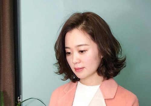 短发烫大螺旋卷优雅时髦 适合30+女士的流行气质短发烫发设计