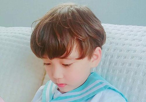 2023年男孩子时尚发型图片大全 五岁男童发型让介意的问题都被pake