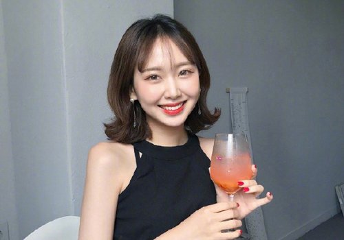 职场中梳鱼尾烫的女孩有多漂亮 齐肩发能带来的能量卷发达标了