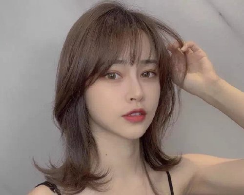 职场中梳鱼尾烫的女孩有多漂亮 齐肩发能带来的能量卷发达标了