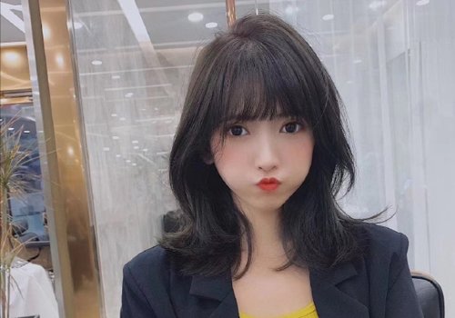 职场中梳鱼尾烫的女孩有多漂亮 齐肩发能带来的能量卷发达标了