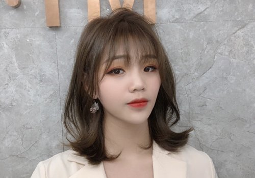 职场中梳鱼尾烫的女孩有多漂亮 齐肩发能带来的能量卷发达标了