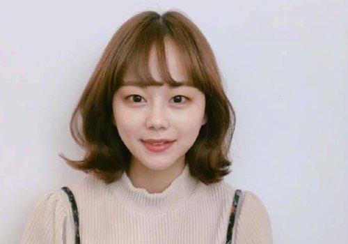 职场中梳鱼尾烫的女孩有多漂亮 齐肩发能带来的能量卷发达标了