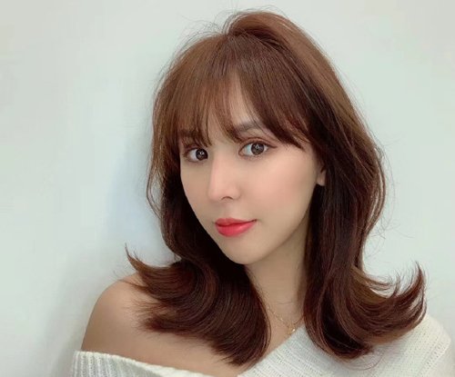 职场中梳鱼尾烫的女孩有多漂亮 齐肩发能带来的能量卷发达标了