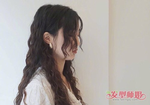 Ins上超火的女生长发泡面头了解下 24女生泡面卷发型做个韩范儿小姐姐