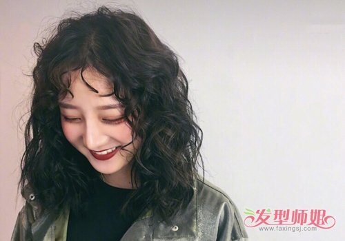 Ins上超火的女生长发泡面头了解下 24女生泡面卷发型做个韩范儿小姐姐