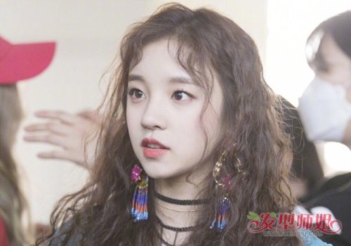 Ins上超火的女生长发泡面头了解下 24女生泡面卷发型做个韩范儿小姐姐