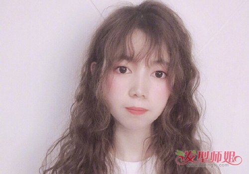 Ins上超火的女生长发泡面头了解下 24女生泡面卷发型做个韩范儿小姐姐