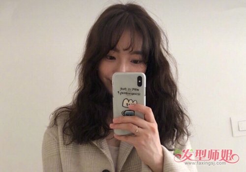 Ins上超火的女生长发泡面头了解下 24女生泡面卷发型做个韩范儿小姐姐