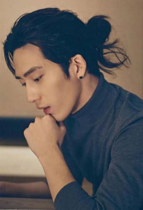 短暂假期适合扎出的旅游发型设计 男生帅酷有型的扎辫子发型图