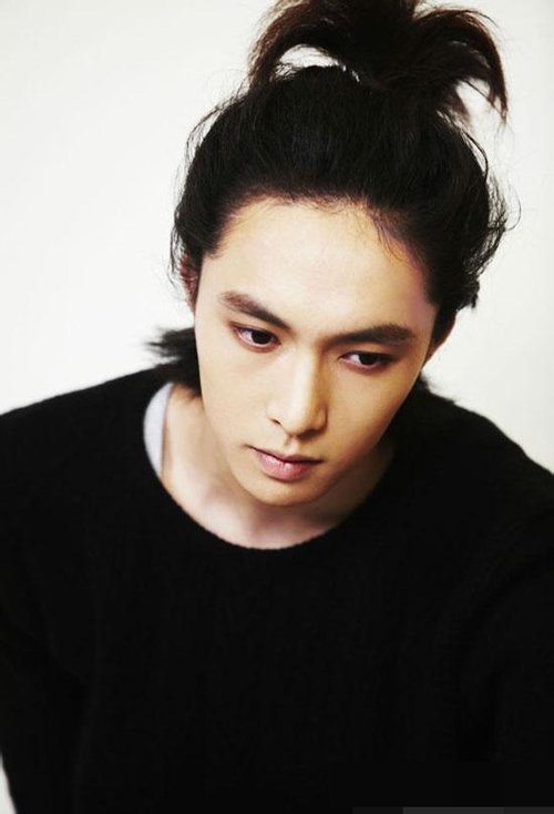 短暂假期适合扎出的旅游发型设计 男生帅酷有型的扎辫子发型图