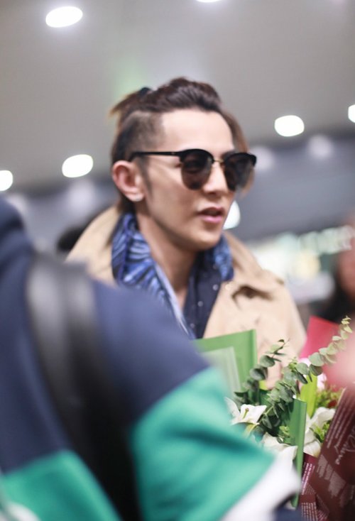 短暂假期适合扎出的旅游发型设计 男生帅酷有型的扎辫子发型图