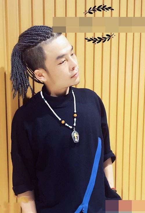 短暂假期适合扎出的旅游发型设计 男生帅酷有型的扎辫子发型图