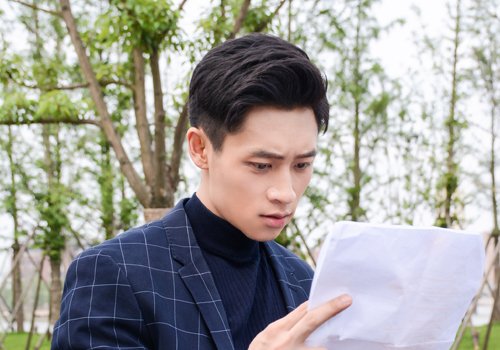 2024年男生剃两边短发最新玩法上线 或酷帅或稳重的铲两边短发型男必备