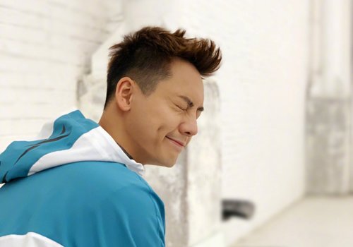 2024年男生剃两边短发最新玩法上线 或酷帅或稳重的铲两边短发型男必备